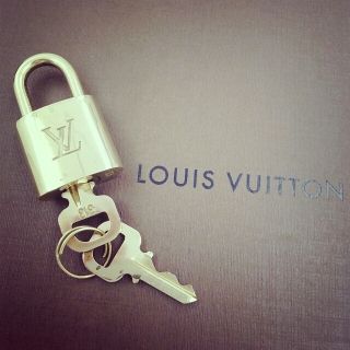 ルイヴィトン(LOUIS VUITTON)のヴィトン☆パドロック☆ゴールド(ネックレス)