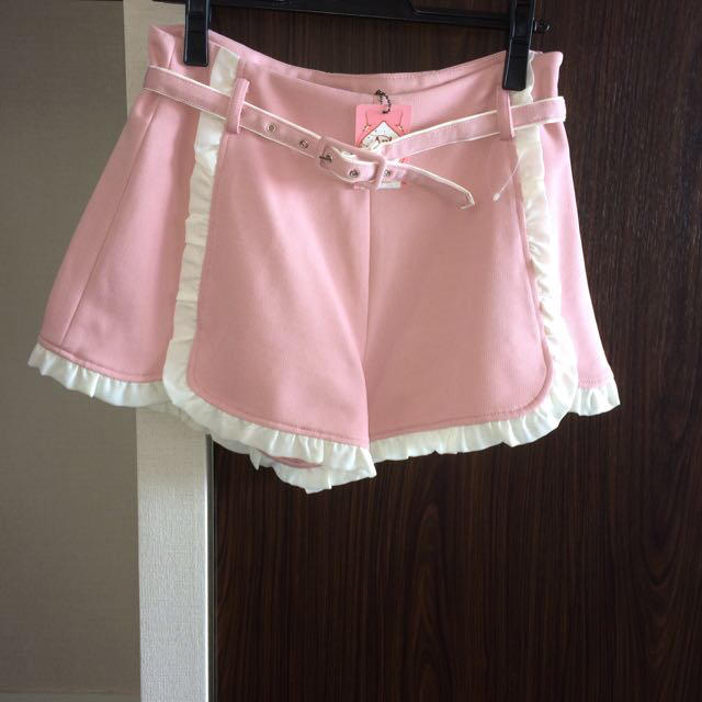 Ank Rouge(アンクルージュ)のピンクの裾フリル付きショートパンツ レディースのパンツ(ショートパンツ)の商品写真
