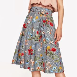 ザラ(ZARA)のザラ ZARA フレアスカート ギンガムチェック 花柄 ミモレ丈 膝下丈 S(ロングスカート)