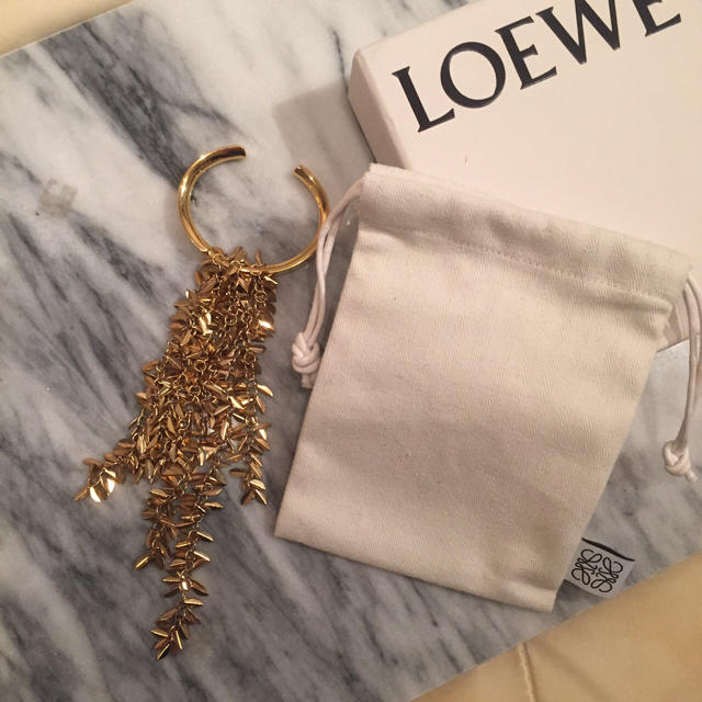 LOEWE(ロエベ)のLOEWE ロエベ ゴールドバングル ブレスレット レディースのアクセサリー(ブレスレット/バングル)の商品写真