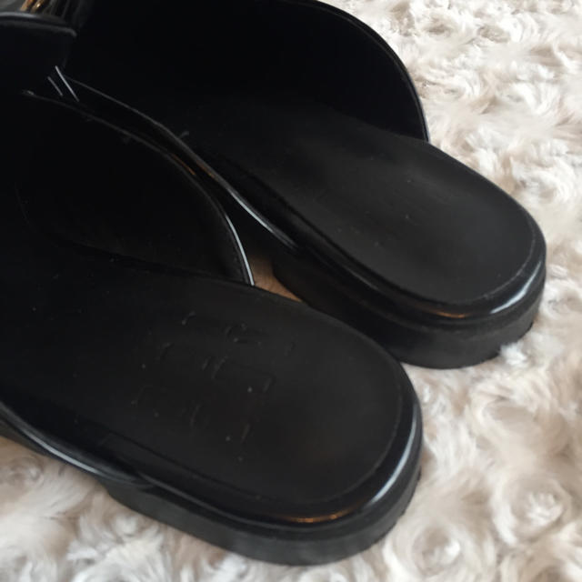 ZARA(ザラ)のブラック フラットローファースリッポン サンダル  レディースの靴/シューズ(ローファー/革靴)の商品写真