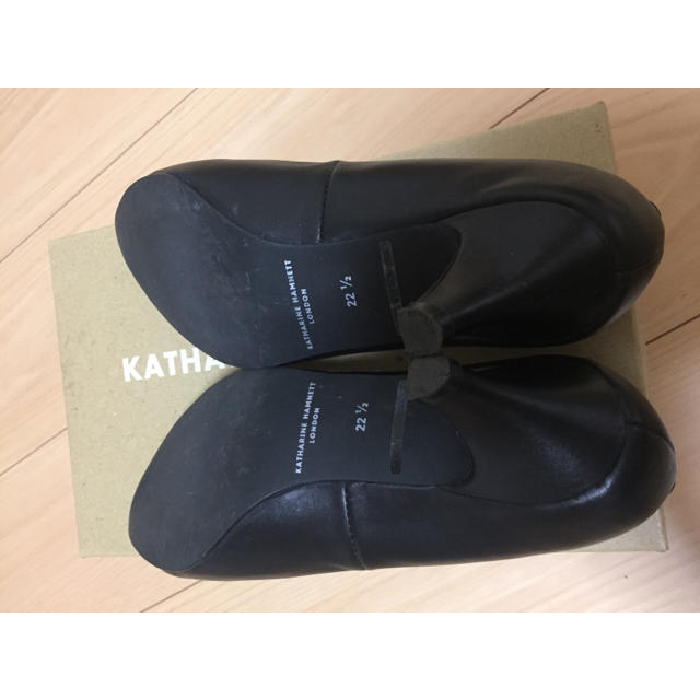 KATHARINE HAMNETT(キャサリンハムネット)のKATHARINE HAMNETT LONDON パンプス 黒 レディースの靴/シューズ(ハイヒール/パンプス)の商品写真