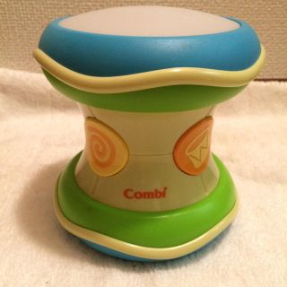 コンビ(combi)の箱付き 光るにぎやかドラム(楽器のおもちゃ)