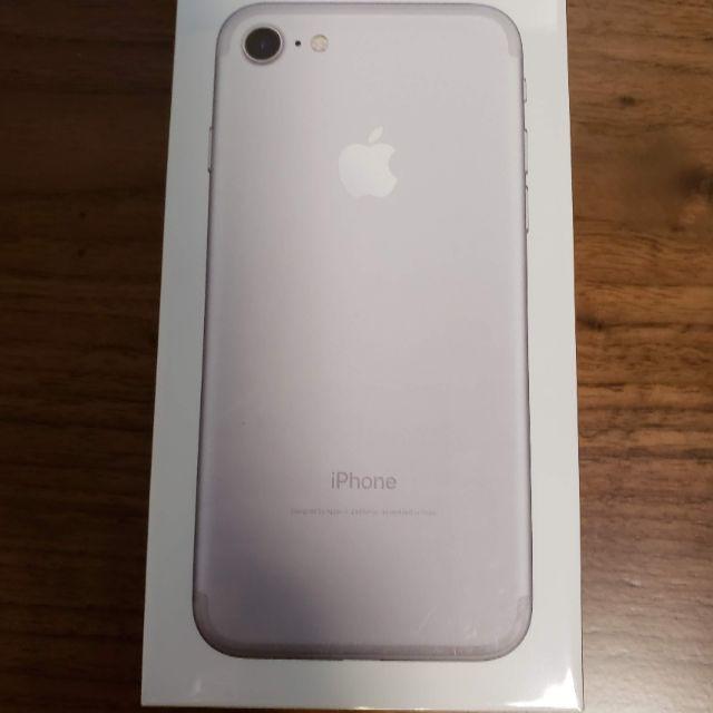 iPhone(アイフォーン)の新品未使用 iPhone7 32GB シルバー SIMロック解除済1 スマホ/家電/カメラのスマートフォン/携帯電話(スマートフォン本体)の商品写真