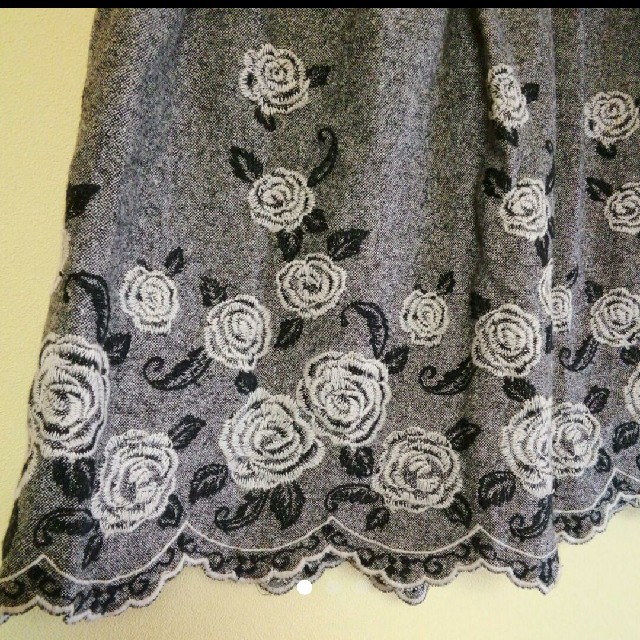 L'EST ROSE(レストローズ)のレストローズ 花柄刺繍 スカラップ スカート レディースのスカート(ひざ丈スカート)の商品写真