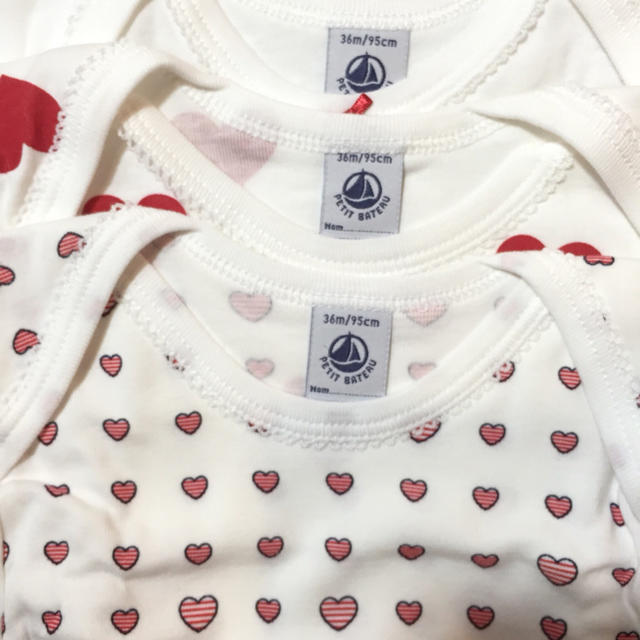 PETIT BATEAU(プチバトー)のmoon様専用 プチバトー 36m 半袖ボディ肌着３枚組 ハート柄 キッズ/ベビー/マタニティのベビー服(~85cm)(肌着/下着)の商品写真