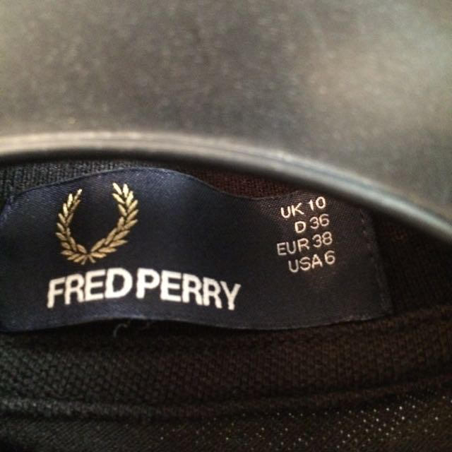 FRED PERRY(フレッドペリー)のフレッドペリー 黒ポロシャツS レディースのトップス(ポロシャツ)の商品写真