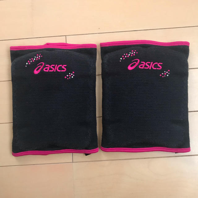 asics(アシックス)のバレーボール 膝サポーター☆アシックス☆黒×ピンク スポーツ/アウトドアのスポーツ/アウトドア その他(バレーボール)の商品写真