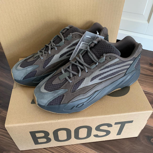 adidas アディダス YEEZY BOOST 700 V2 イージーブースト