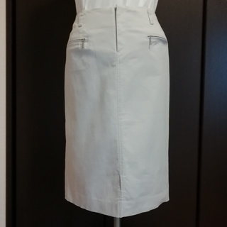 インディヴィ(INDIVI)のINDIVI
ライトグレーのタイトスカート(ひざ丈スカート)