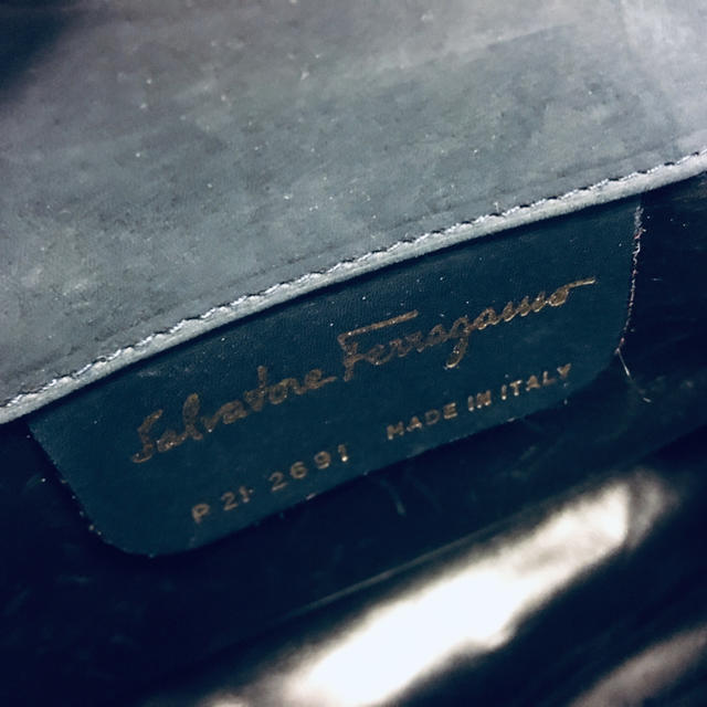 Ferragamo(フェラガモ)のフェラガモ ネイビーカラー ショルダーバッグ レディースのバッグ(ショルダーバッグ)の商品写真