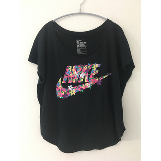 ナイキ(NIKE)のNIKE/花柄ロゴ　Tシャツ/Mサイズ(Tシャツ(半袖/袖なし))