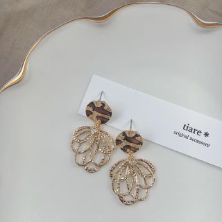 スローブイエナ(SLOBE IENA)のフラワー透かしゴールド ピアス(ピアス)