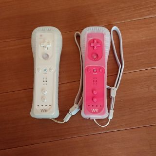 ニンテンドウ(任天堂)のWiiリモコン ホワイト ピンク 2本セット ケース ストラップ 通電確認済み(家庭用ゲーム機本体)