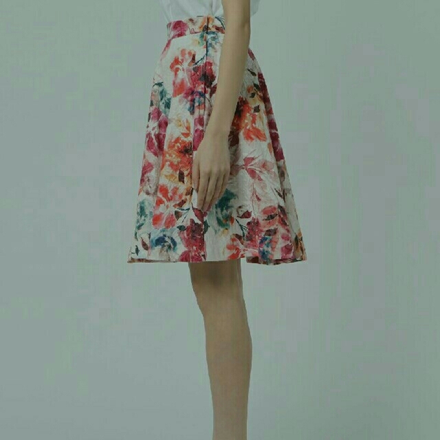 UNIVERVAL MUSE(ユニバーバルミューズ)の【新品タグつき】ユニバーバルミューズの花柄ジャガースカート レディースのスカート(ひざ丈スカート)の商品写真