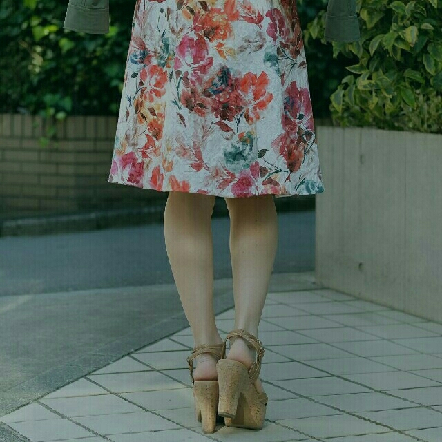 【新品タグつき】ユニバーバルミューズの花柄ジャガースカート