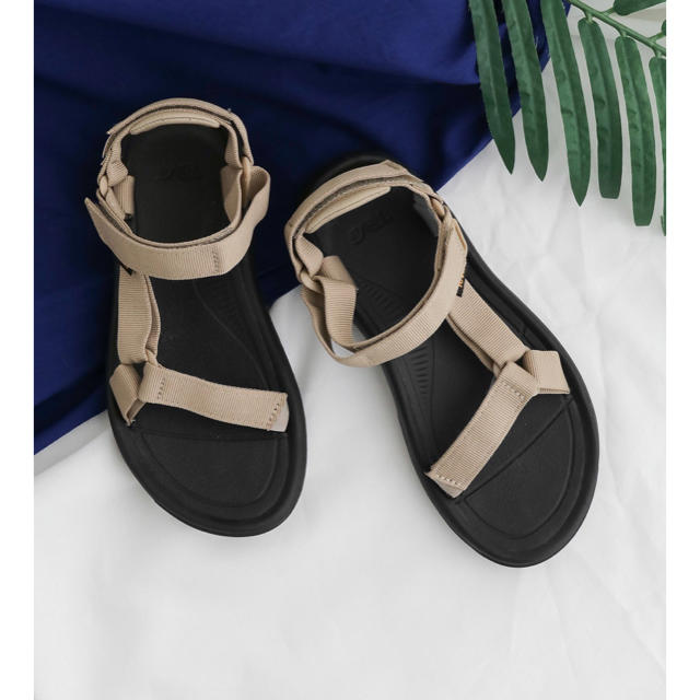 Teva(テバ)の【mio様専用】Teva DOORS別注 ベージュ レディースの靴/シューズ(サンダル)の商品写真