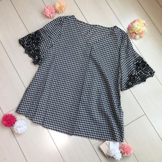 アプワイザーリッシェ(Apuweiser-riche)の♡新品♡カットワーク刺繍Vネックブラウス♡アプワイザーリッシェ♡(シャツ/ブラウス(半袖/袖なし))