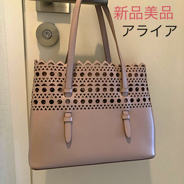 新品！アライアのバッグで、春をシックに決めて！