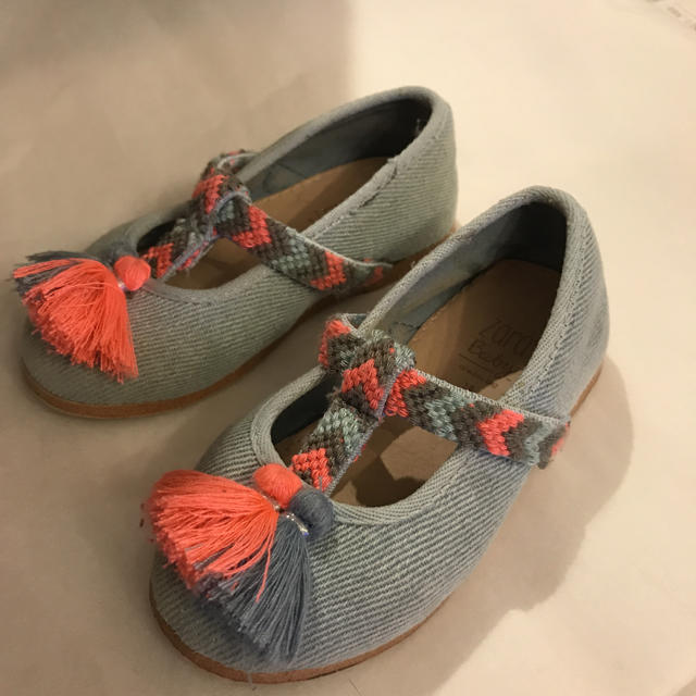 ZARA KIDS(ザラキッズ)のzara baby  タッセル付きシューズ サイズ18 キッズ/ベビー/マタニティのベビー靴/シューズ(~14cm)(フラットシューズ)の商品写真