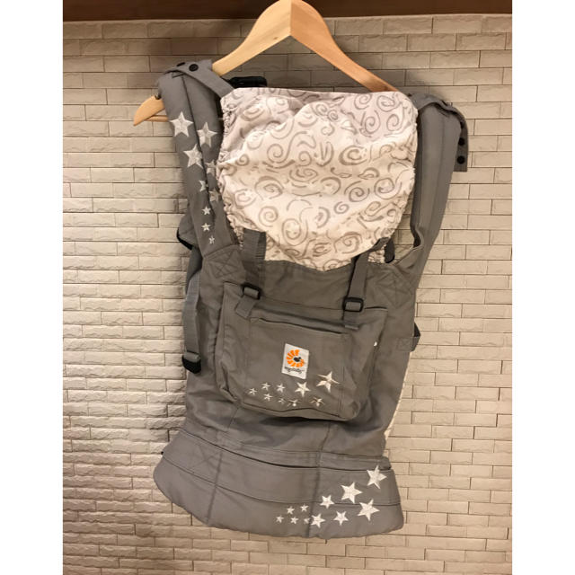 Ergobaby(エルゴベビー)の（美品）エルゴベビー 抱っこ紐 グレー キッズ/ベビー/マタニティの外出/移動用品(抱っこひも/おんぶひも)の商品写真