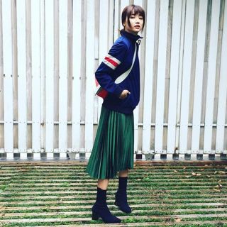 ザラ(ZARA)のZARA プリーツスカート グリーン(ひざ丈スカート)