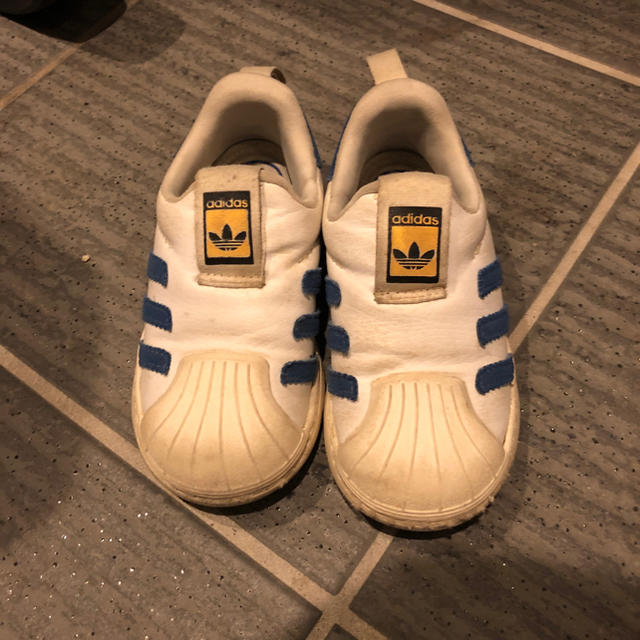 adidas(アディダス)のadidas キッズ/ベビー/マタニティのキッズ靴/シューズ(15cm~)(スニーカー)の商品写真