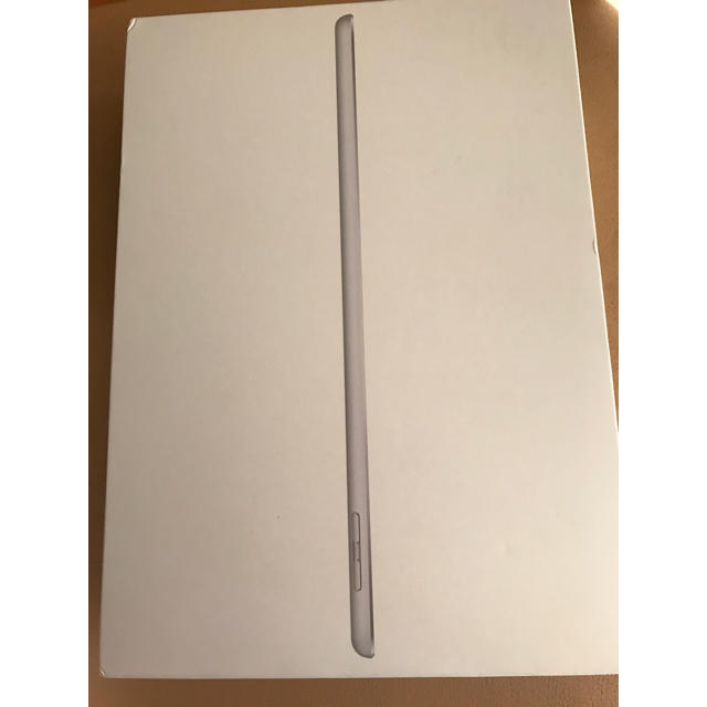 美品 ipad 2018 シルバー 32gb au 9.7  6thPC/タブレット