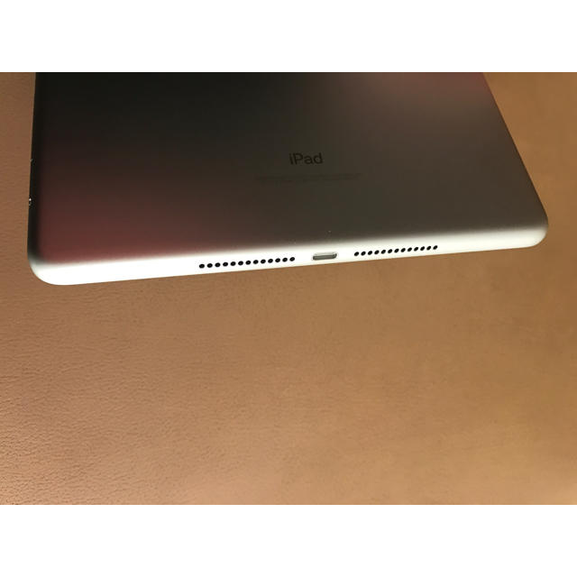 美品 ipad 2018 シルバー 32gb au 9.7  6th 3