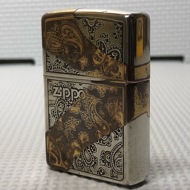 ZIPPO(ジッポー)のZIPPO シンプル黒+ペイズリー柄の2個セット メンズのファッション小物(タバコグッズ)の商品写真