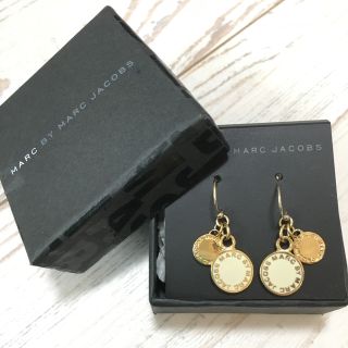 マークバイマークジェイコブス(MARC BY MARC JACOBS)のMARK BY MARK  JACOBS ピアス ゴールド×ホワイト(ピアス)