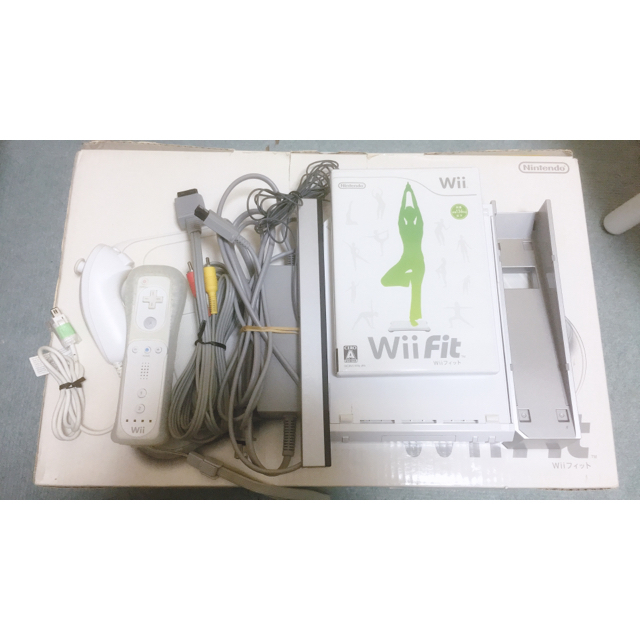 Wii(ウィー)のWii本体 Wii Fit ボード セット エンタメ/ホビーのゲームソフト/ゲーム機本体(家庭用ゲーム機本体)の商品写真