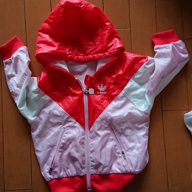 adidas(アディダス)のあーや様専用！90 adidas ｳｨﾝﾄﾞﾌﾞﾚｰｶｰ キッズ/ベビー/マタニティのキッズ服女の子用(90cm~)(ジャケット/上着)の商品写真