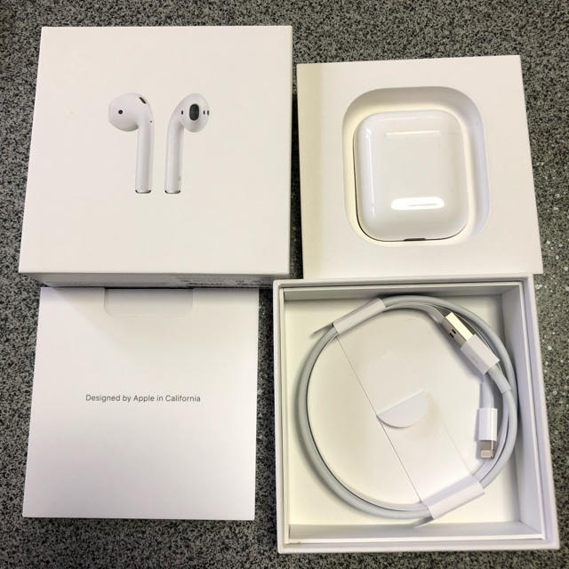 Apple(アップル)のAirPods 正規品 スマホ/家電/カメラのオーディオ機器(ヘッドフォン/イヤフォン)の商品写真