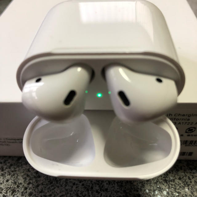 Apple(アップル)のAirPods 正規品 スマホ/家電/カメラのオーディオ機器(ヘッドフォン/イヤフォン)の商品写真