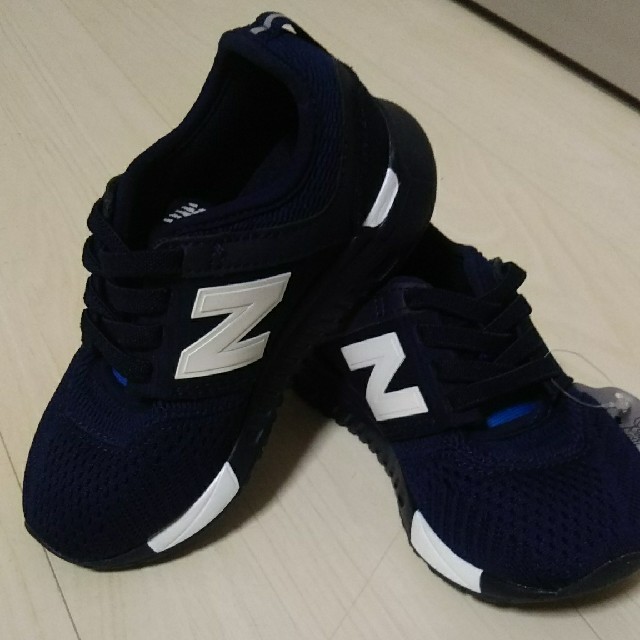 New Balance(ニューバランス)のnew balanceスニーカー 17㎝ タグつき キッズ/ベビー/マタニティのキッズ靴/シューズ(15cm~)(スニーカー)の商品写真