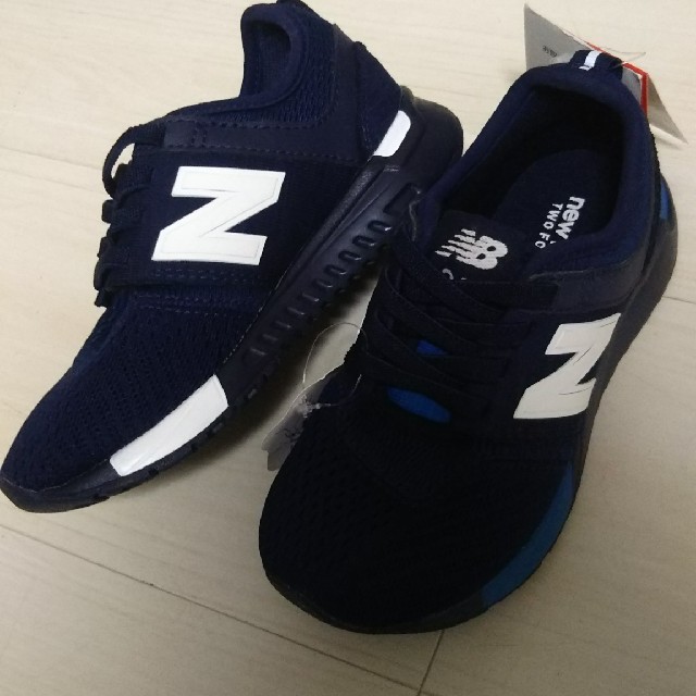 New Balance(ニューバランス)のnew balanceスニーカー 17㎝ タグつき キッズ/ベビー/マタニティのキッズ靴/シューズ(15cm~)(スニーカー)の商品写真