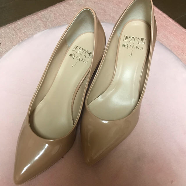 DIANA(ダイアナ)の【新品】ベージュ エナメルパンプス DIANA レディースの靴/シューズ(ハイヒール/パンプス)の商品写真