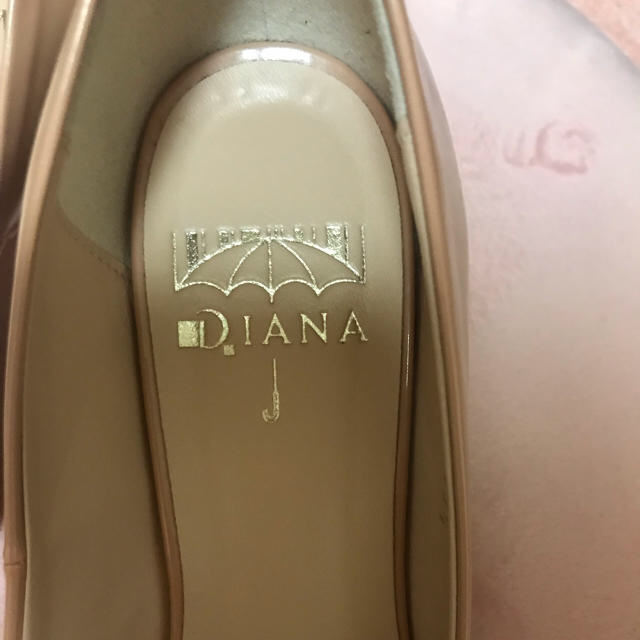 DIANA(ダイアナ)の【新品】ベージュ エナメルパンプス DIANA レディースの靴/シューズ(ハイヒール/パンプス)の商品写真