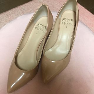 ダイアナ(DIANA)の【新品】ベージュ エナメルパンプス DIANA(ハイヒール/パンプス)