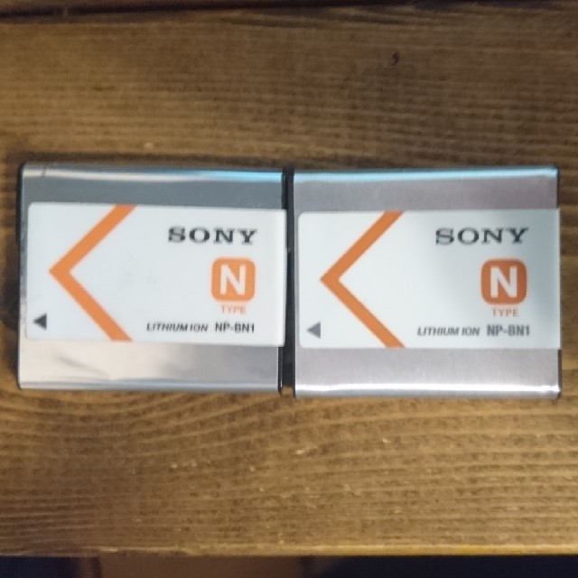 SONY(ソニー)のSONY バッテリー np-bn1 純正 2枚 スマホ/家電/カメラのスマートフォン/携帯電話(バッテリー/充電器)の商品写真