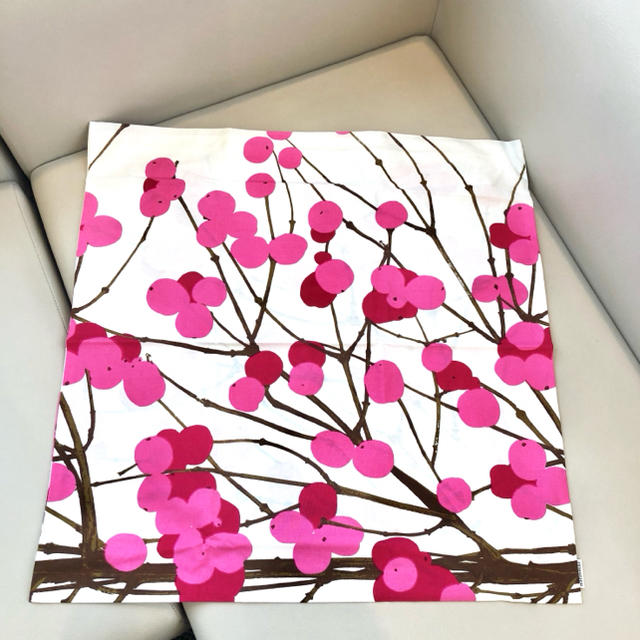 marimekko - 【新品】marimekko マリメッコ 雪いちご クッション marimekko - 【新品】marimekko マリメッコ 雪いちご クッション