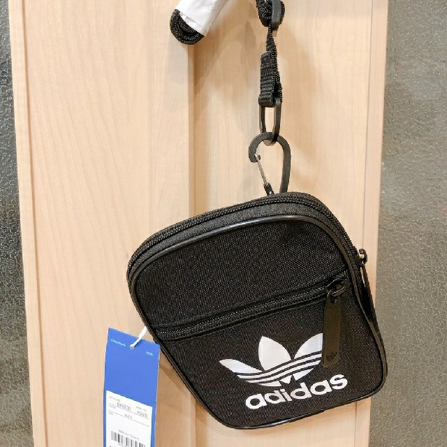 adidas(アディダス)のアディダス　ポーチ　ショルダー レディースのバッグ(ボディバッグ/ウエストポーチ)の商品写真