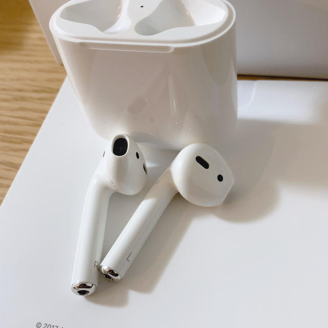 Apple(アップル)のAirPods スマホ/家電/カメラのオーディオ機器(ヘッドフォン/イヤフォン)の商品写真