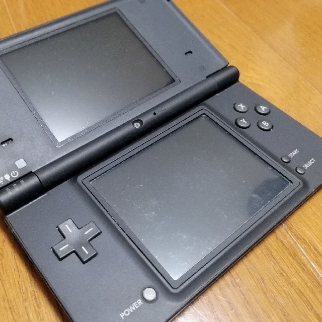 ニンテンドーDS(ニンテンドーDS)のDSi本体・充電器・ゲームソフト3つ セット エンタメ/ホビーのゲームソフト/ゲーム機本体(携帯用ゲーム機本体)の商品写真