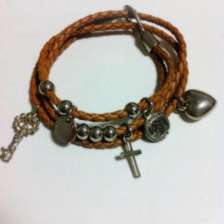 チャーム付き★レザーブレスレット★美品(ブレスレット/バングル)