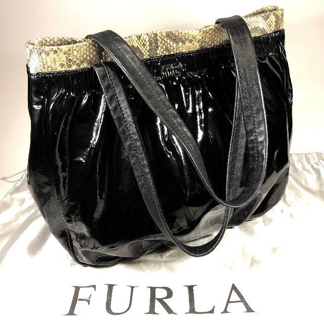 Furla(フルラ)の【美品】フルラ エナメルトートバッグ 黒 保存袋付 レディースのバッグ(トートバッグ)の商品写真