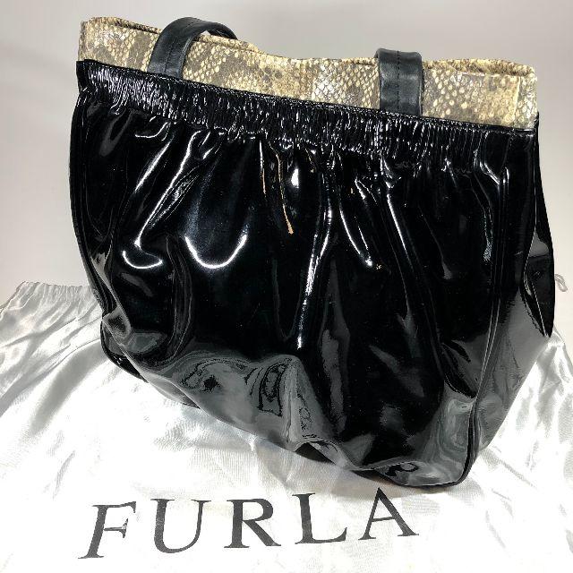 Furla(フルラ)の【美品】フルラ エナメルトートバッグ 黒 保存袋付 レディースのバッグ(トートバッグ)の商品写真
