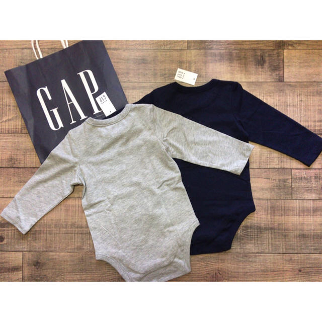 babyGAP(ベビーギャップ)の【新品/未使用】babyGAP長袖ボディロンパース(グレー&ネイビー)80㎝ キッズ/ベビー/マタニティのベビー服(~85cm)(ロンパース)の商品写真