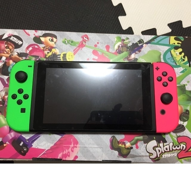 Nintendo Switch(ニンテンドースイッチ)の任天堂 SWITCH with Splatoon2,マリオカート,スマブラ エンタメ/ホビーのゲームソフト/ゲーム機本体(家庭用ゲーム機本体)の商品写真